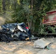 VIDEO: Momentul în care autoturismul condus de un șofer, în vârstă de doar 30 de ani, este strivit de un camion, pe Centura Bucureștiului. Tânărul a murit pe loc în urma impactului violent